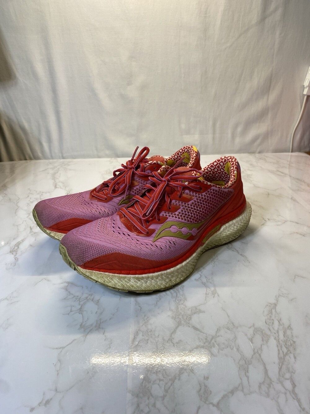 Saucony Womens Triumph 18 Pink Running Sneaker Shoe Size 9 Galentine’s Day